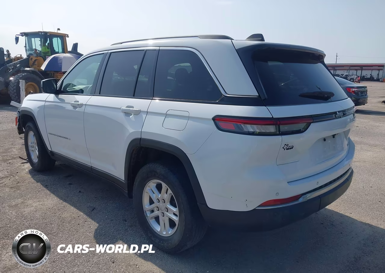 2023 Jeep Grand Cherokee Laredo 4X2 VIN:1C4RJGAG4PC563957 - 3
