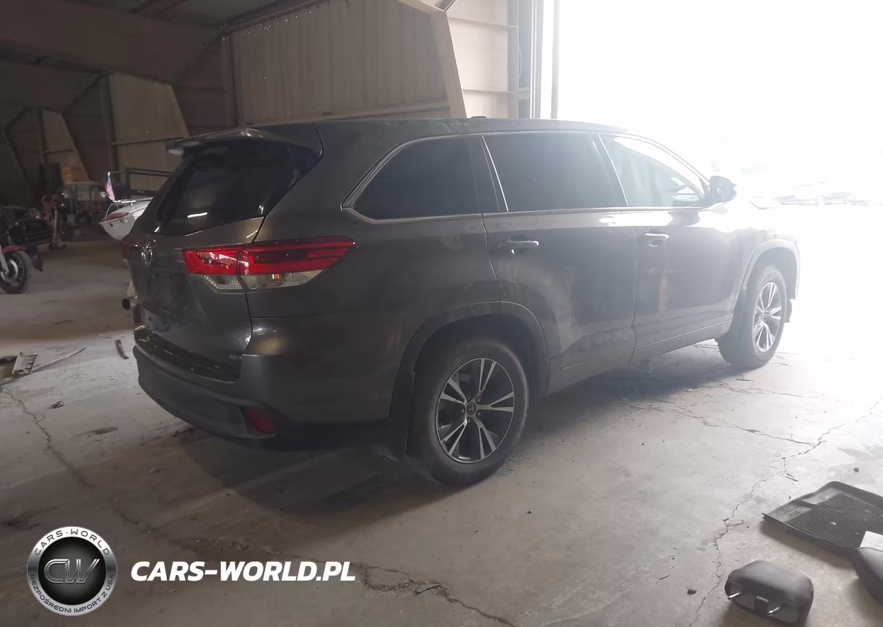 2018 Toyota Highlander Le VIN:5TDBZRFH4JS874138 - 4