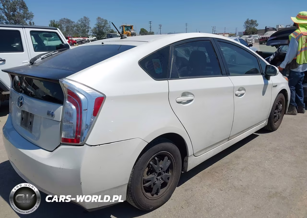 2014 Toyota Prius Two VIN:JTDKN3DU2E1777449 - 4
