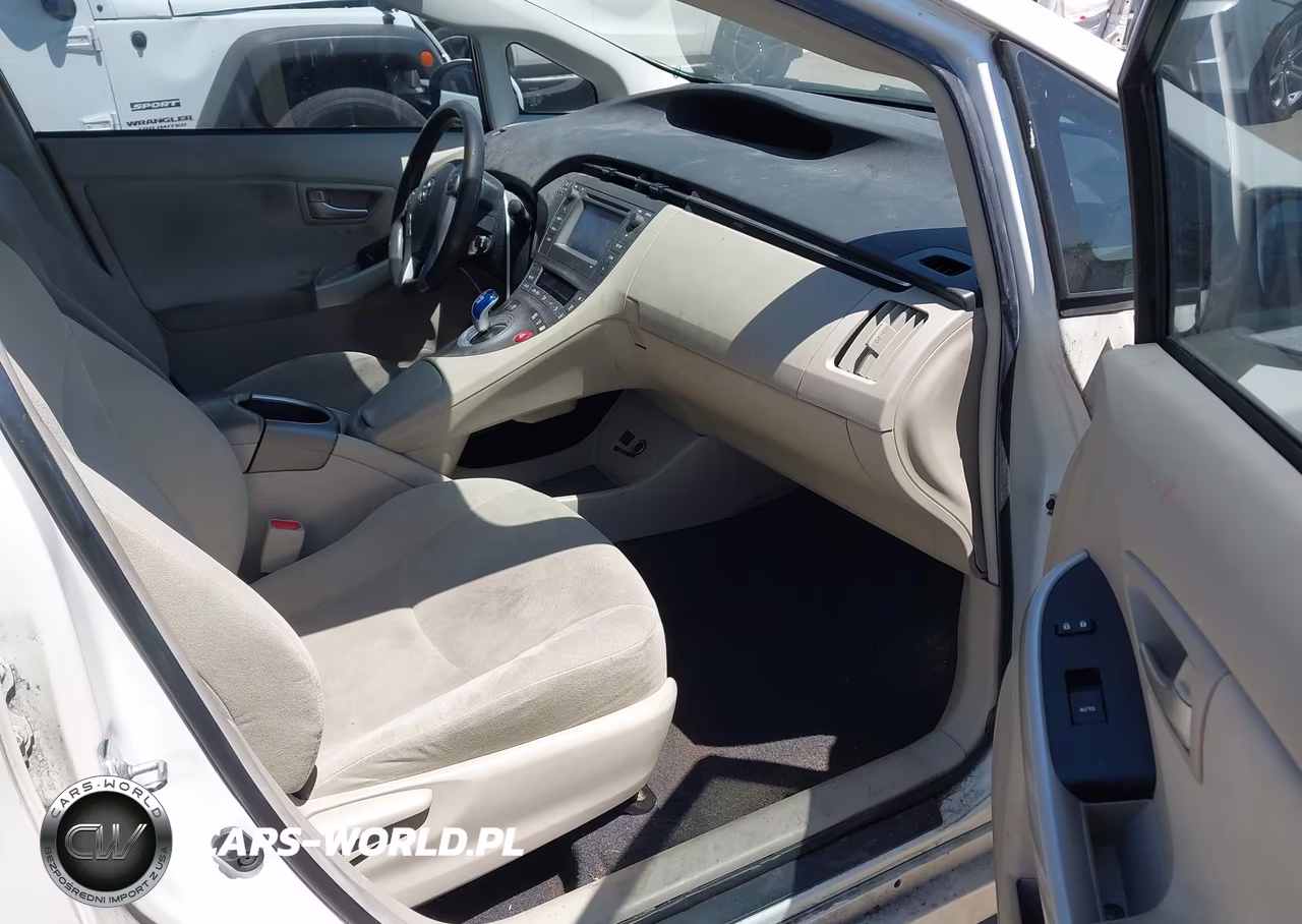 2014 Toyota Prius Two VIN:JTDKN3DU2E1777449 - 5