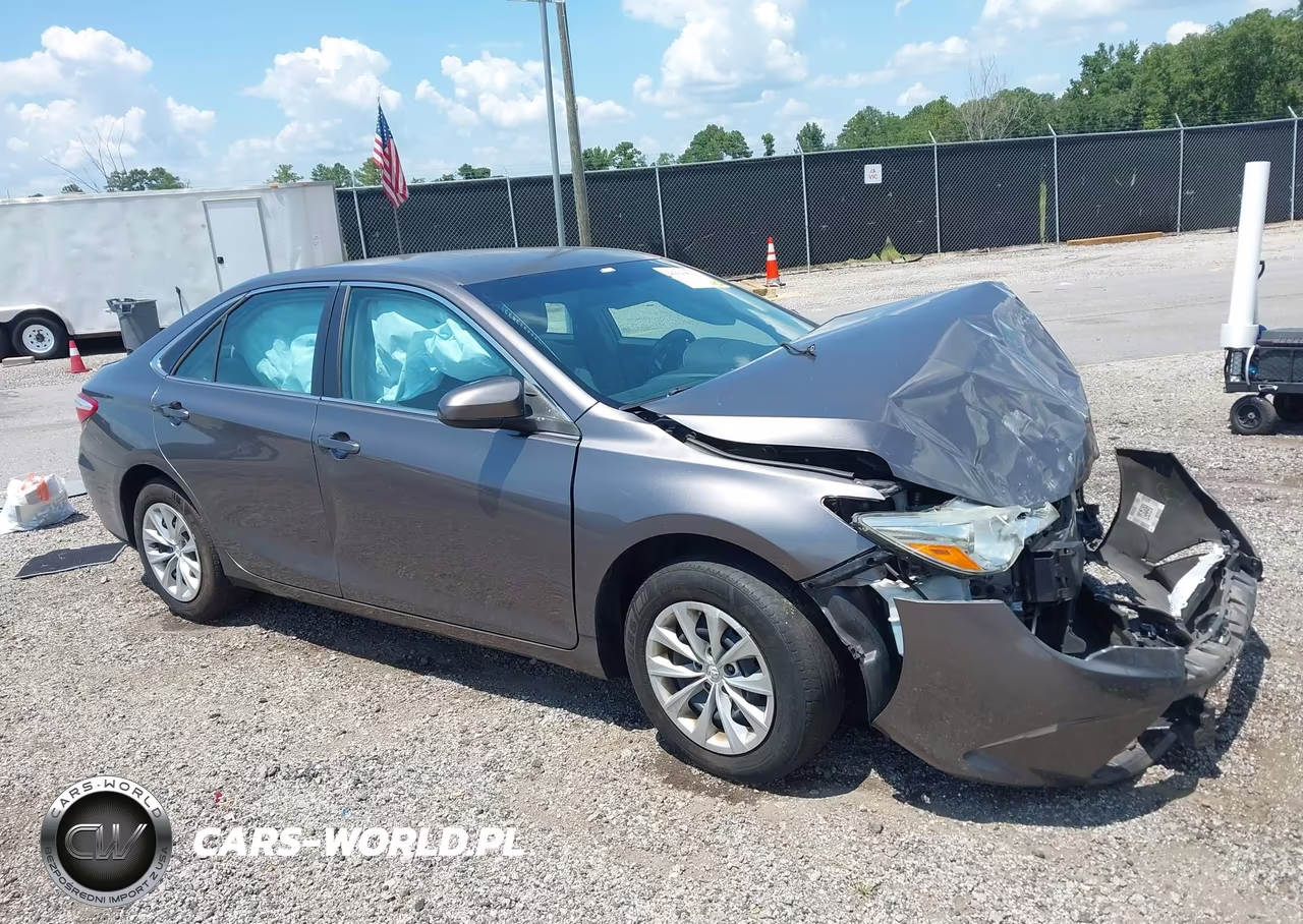 2015 Toyota Camry Le – zdjęcie 1 z 16