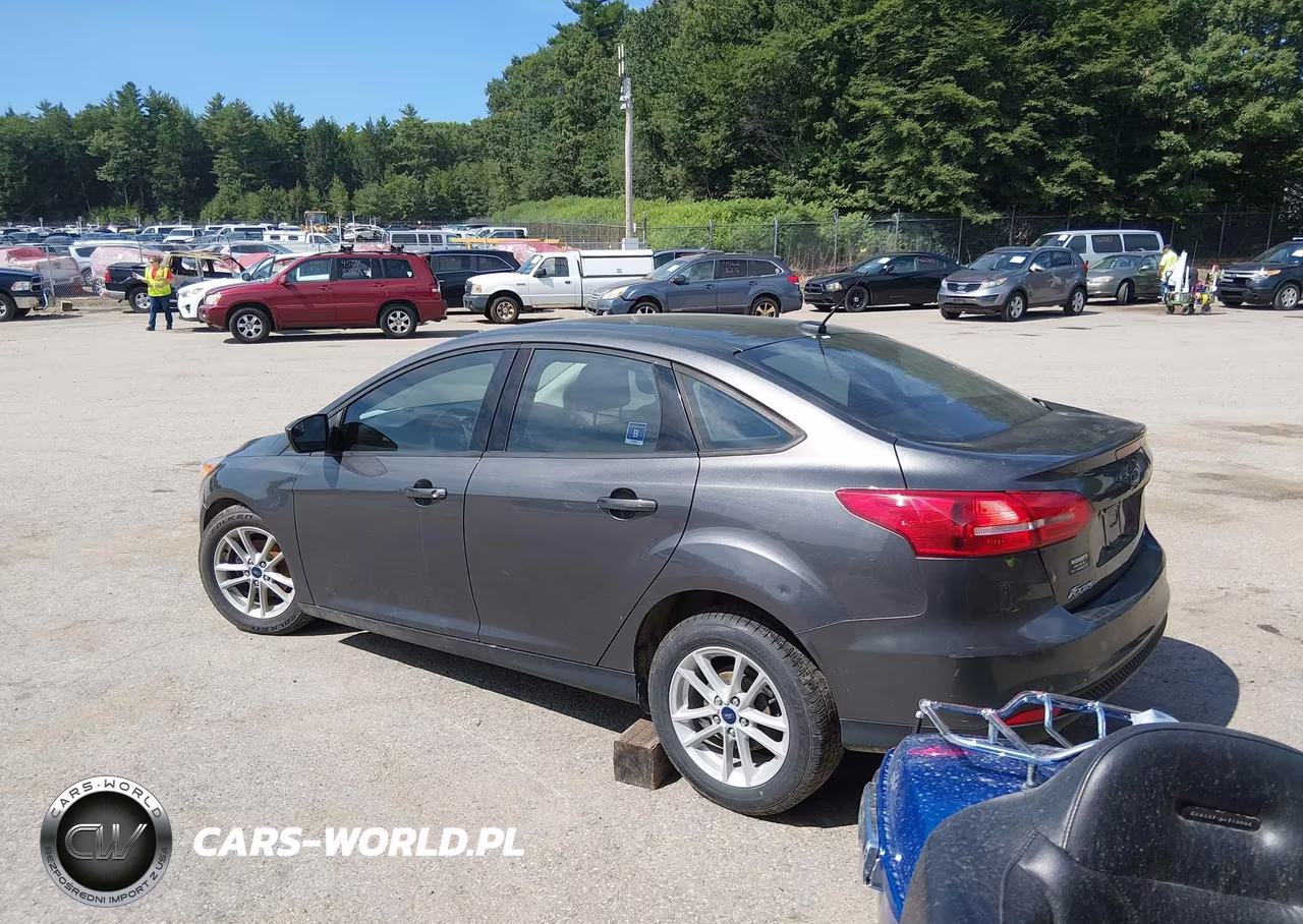 2018 Ford Focus Se VIN:1FADP3F23JL213831 - 3