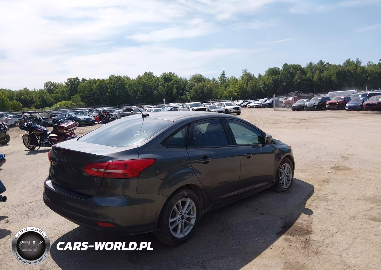 2018 Ford Focus Se VIN:1FADP3F23JL213831 - 4