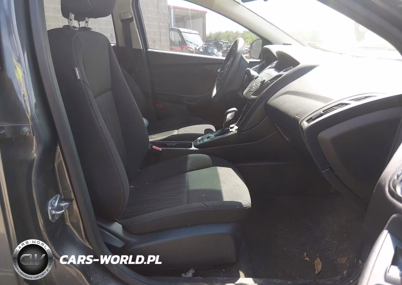 2018 Ford Focus Se VIN:1FADP3F23JL213831 - 5
