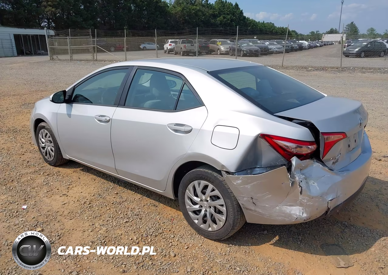 2018 Toyota Corolla Le VIN:2T1BURHE6JC113363 - 3