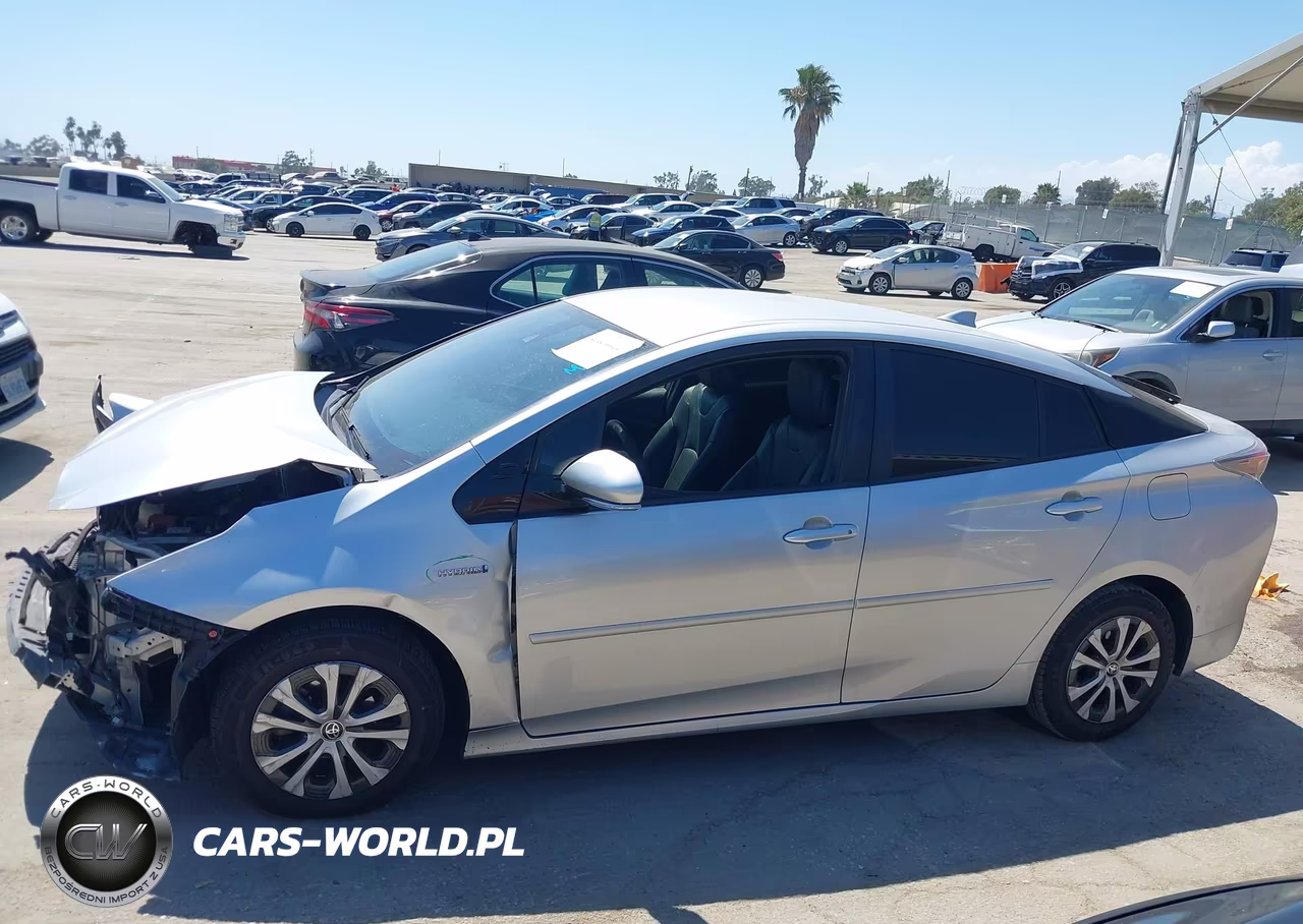 2018 Toyota Prius Two VIN:JTDKBRFU0J3590699 - 18