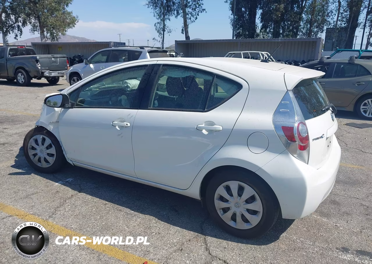 2013 Toyota Prius C Two VIN:JTDKDTB33D1541789 - 3