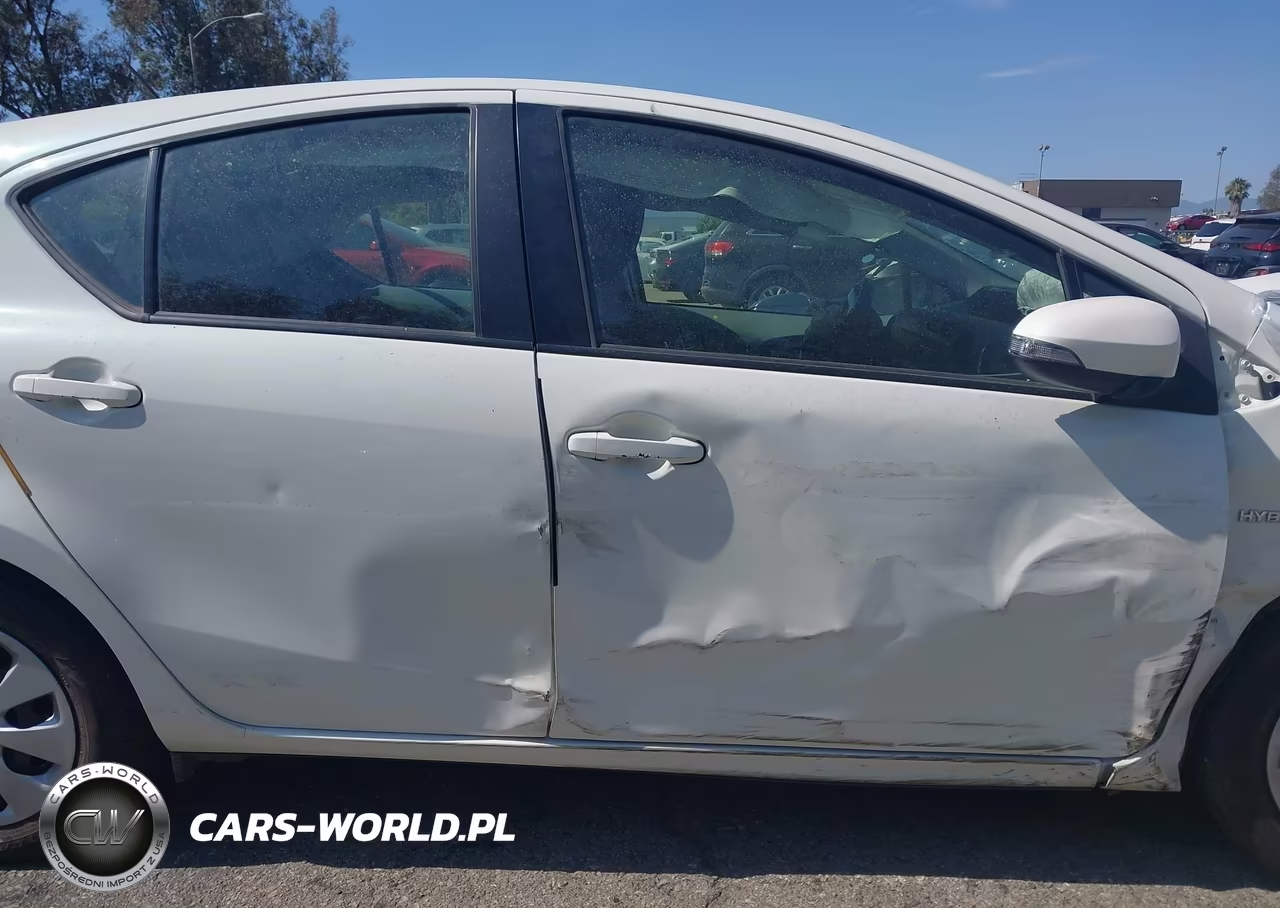 2013 Toyota Prius C Two VIN:JTDKDTB33D1541789 - 6