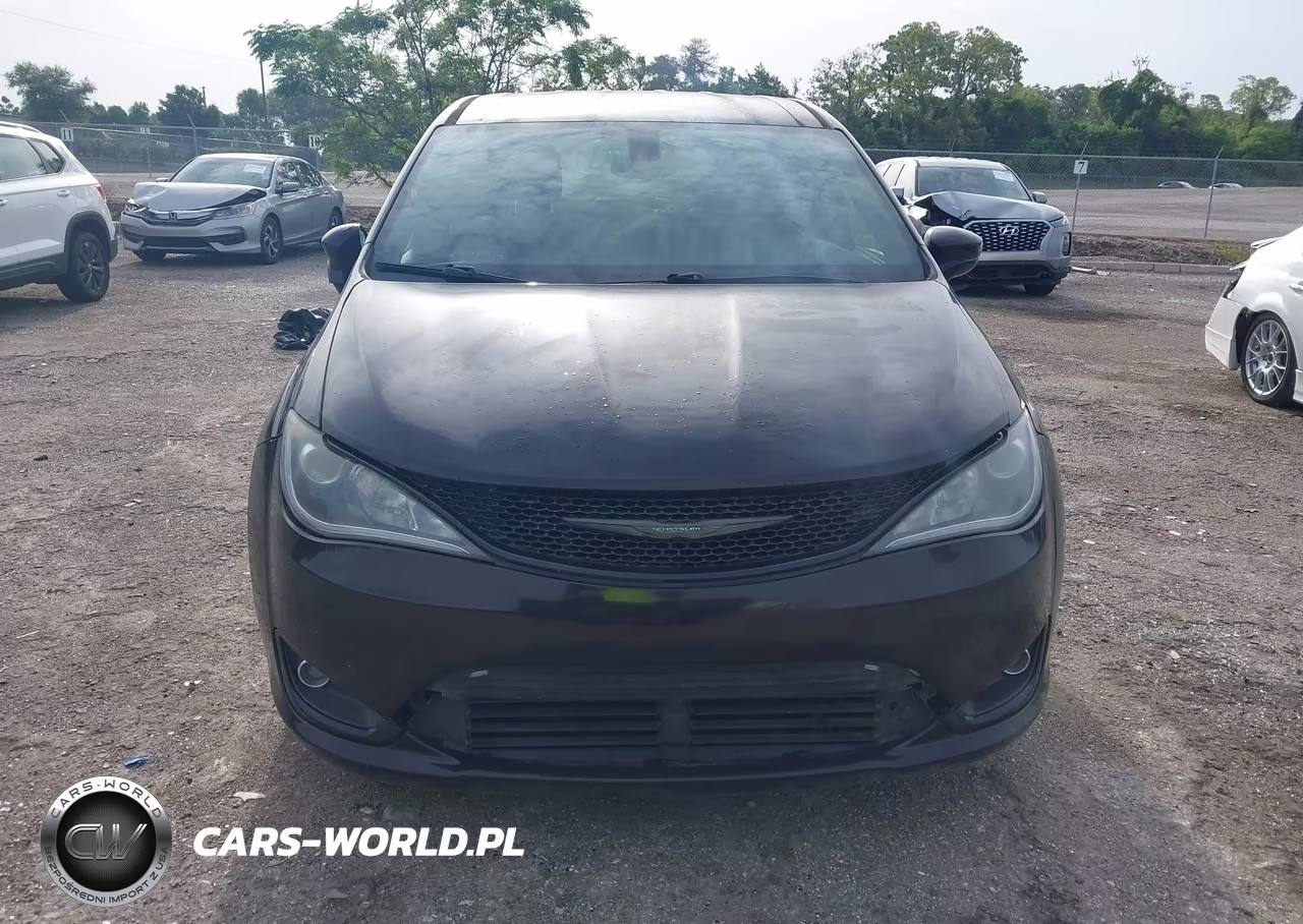 2018 Chrysler Pacifica Touring Plus VIN:2C4RC1FG2JR289303 - 12