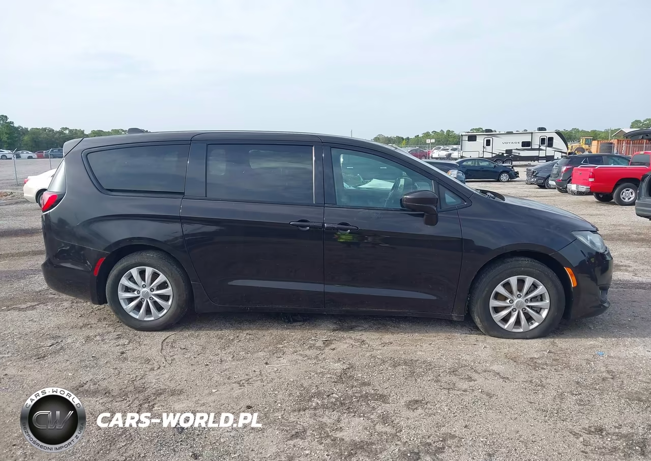 2018 Chrysler Pacifica Touring Plus VIN:2C4RC1FG2JR289303 - 13