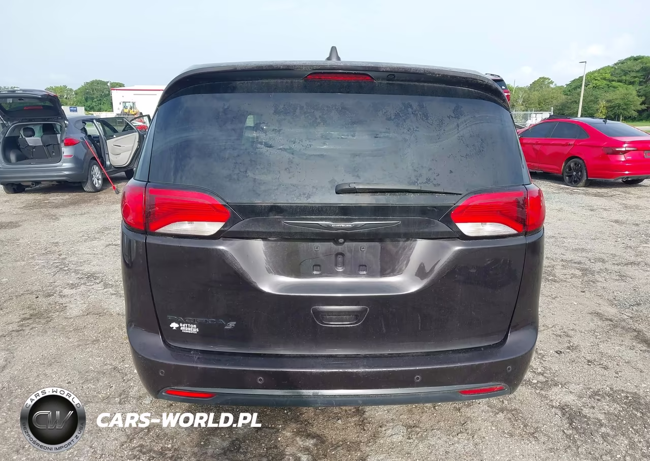 2018 Chrysler Pacifica Touring Plus VIN:2C4RC1FG2JR289303 - 16