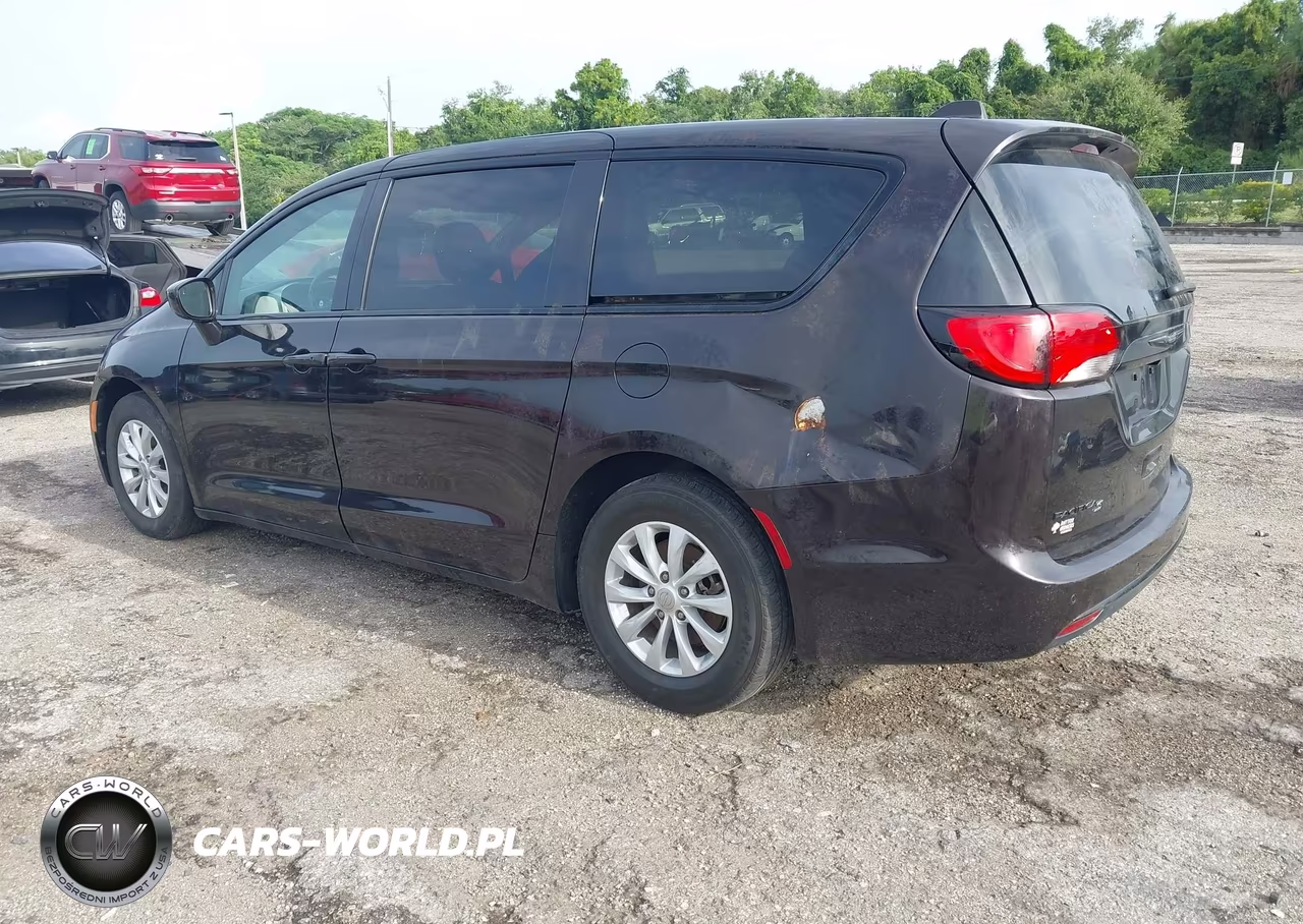2018 Chrysler Pacifica Touring Plus VIN:2C4RC1FG2JR289303 - 3