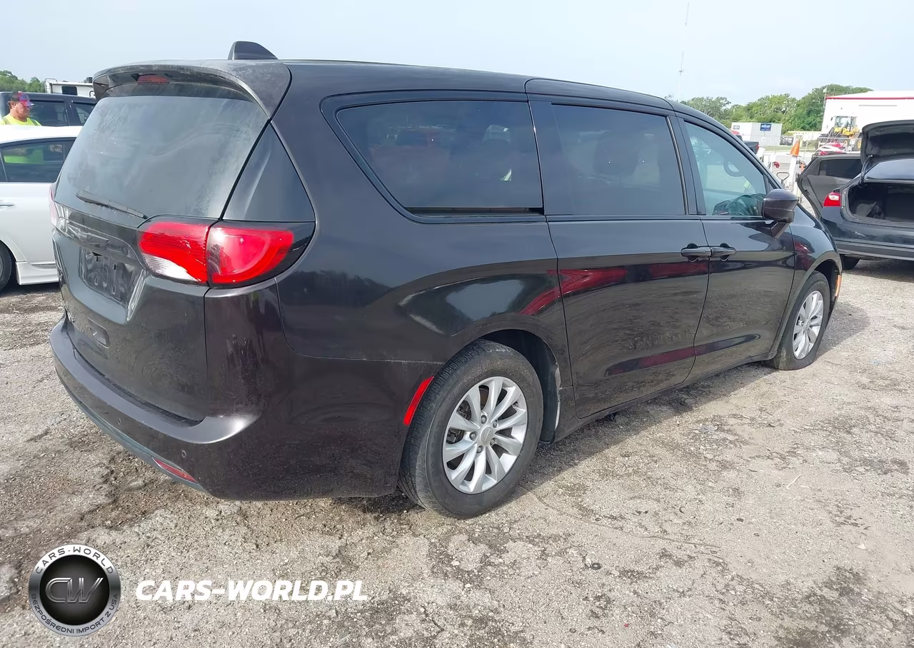 2018 Chrysler Pacifica Touring Plus VIN:2C4RC1FG2JR289303 - 4