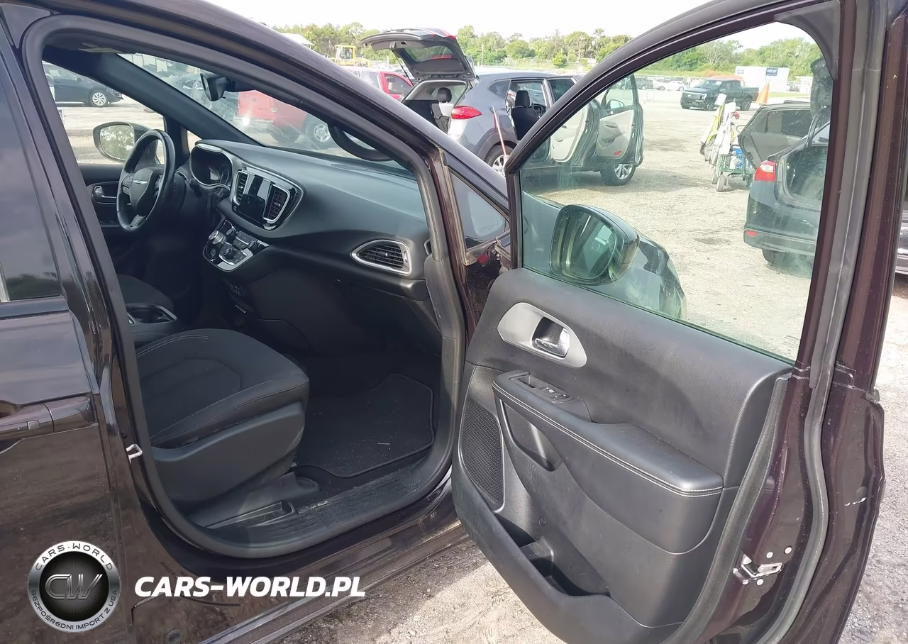 2018 Chrysler Pacifica Touring Plus VIN:2C4RC1FG2JR289303 - 5