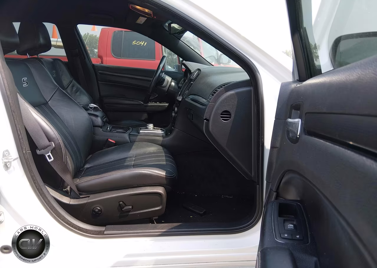 2015 Chrysler 300 S VIN:2C3CCABG5FH829482 - 5