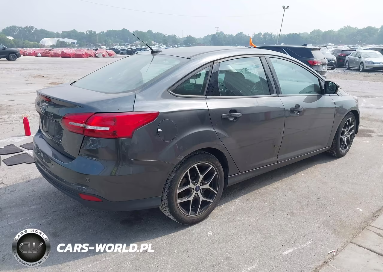 2017 Ford Focus Sel VIN:1FADP3H21HL256927 - 4