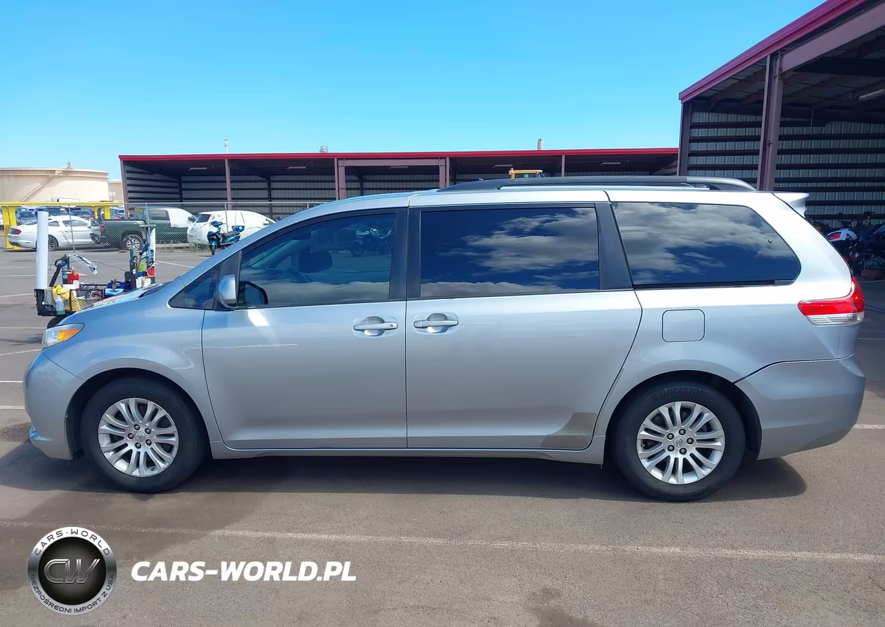 2011 Toyota Sienna Xle V6-Xle V6 Auto Access Seat VIN:5TDYK3DC5BS070905 - 14