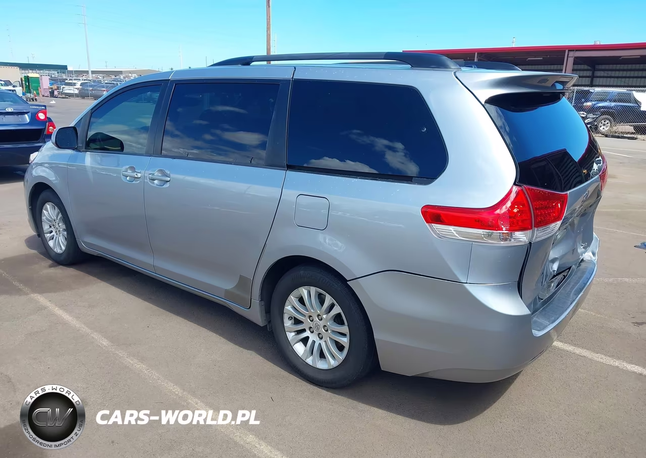 2011 Toyota Sienna Xle V6-Xle V6 Auto Access Seat VIN:5TDYK3DC5BS070905 - 3