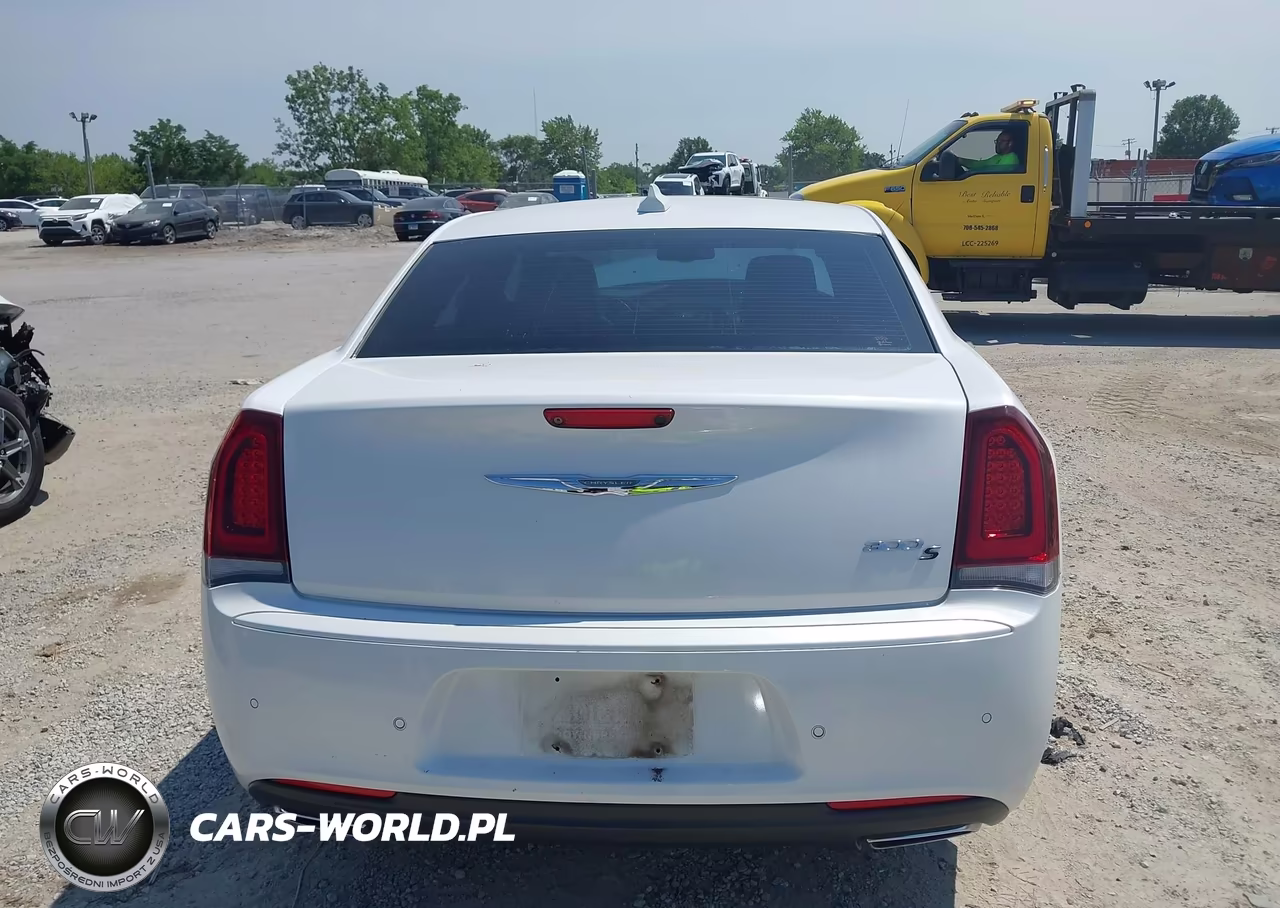 2015 Chrysler 300 300S VIN:2C3CCABG0FH763374 - 16