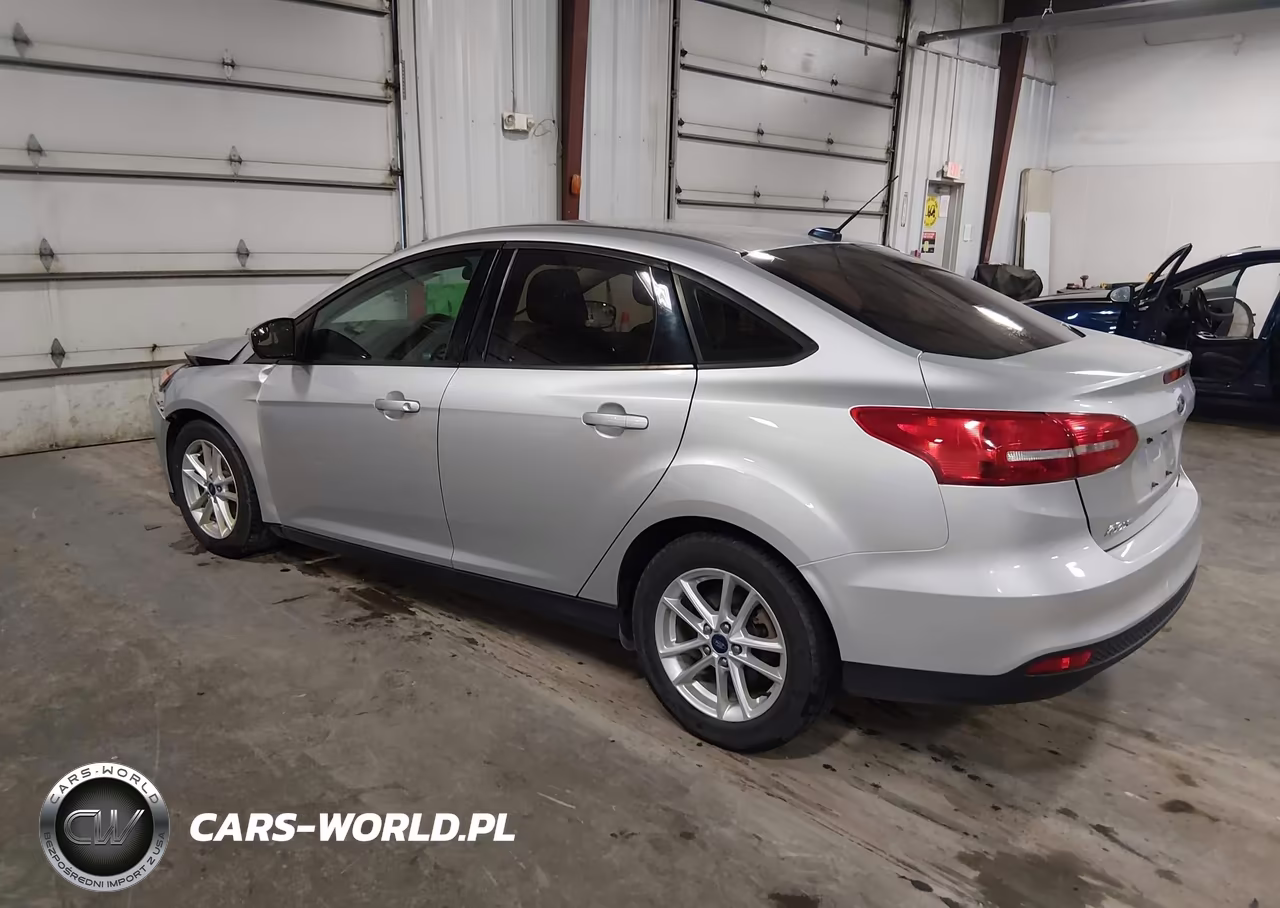 2018 Ford Focus Se VIN:1FADP3FE0JL325559 - 3