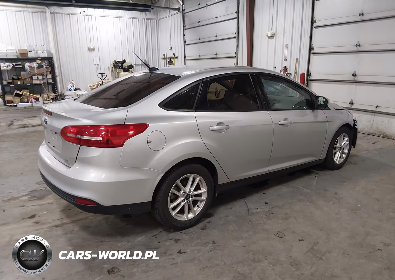 2018 Ford Focus Se VIN:1FADP3FE0JL325559 - 4