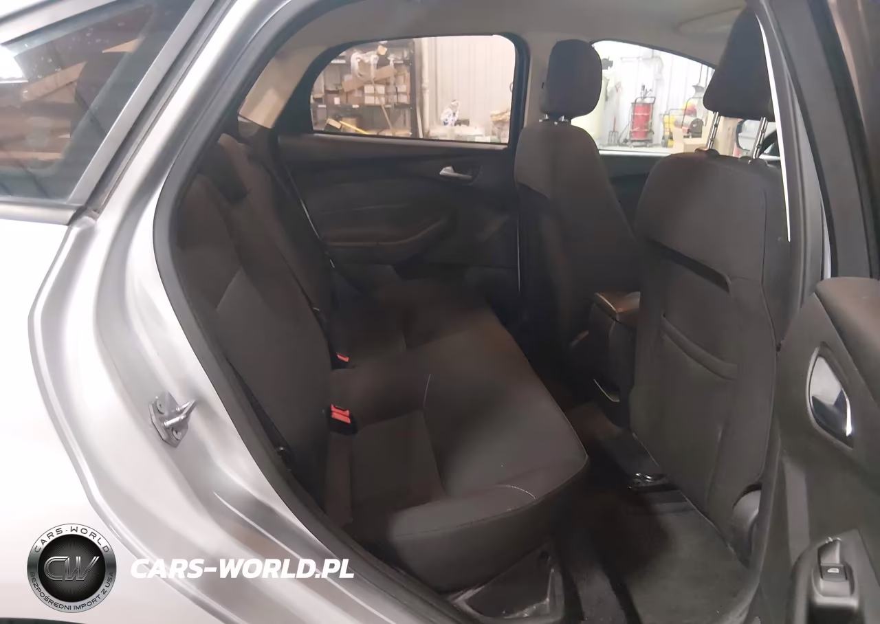 2018 Ford Focus Se VIN:1FADP3FE0JL325559 - 8