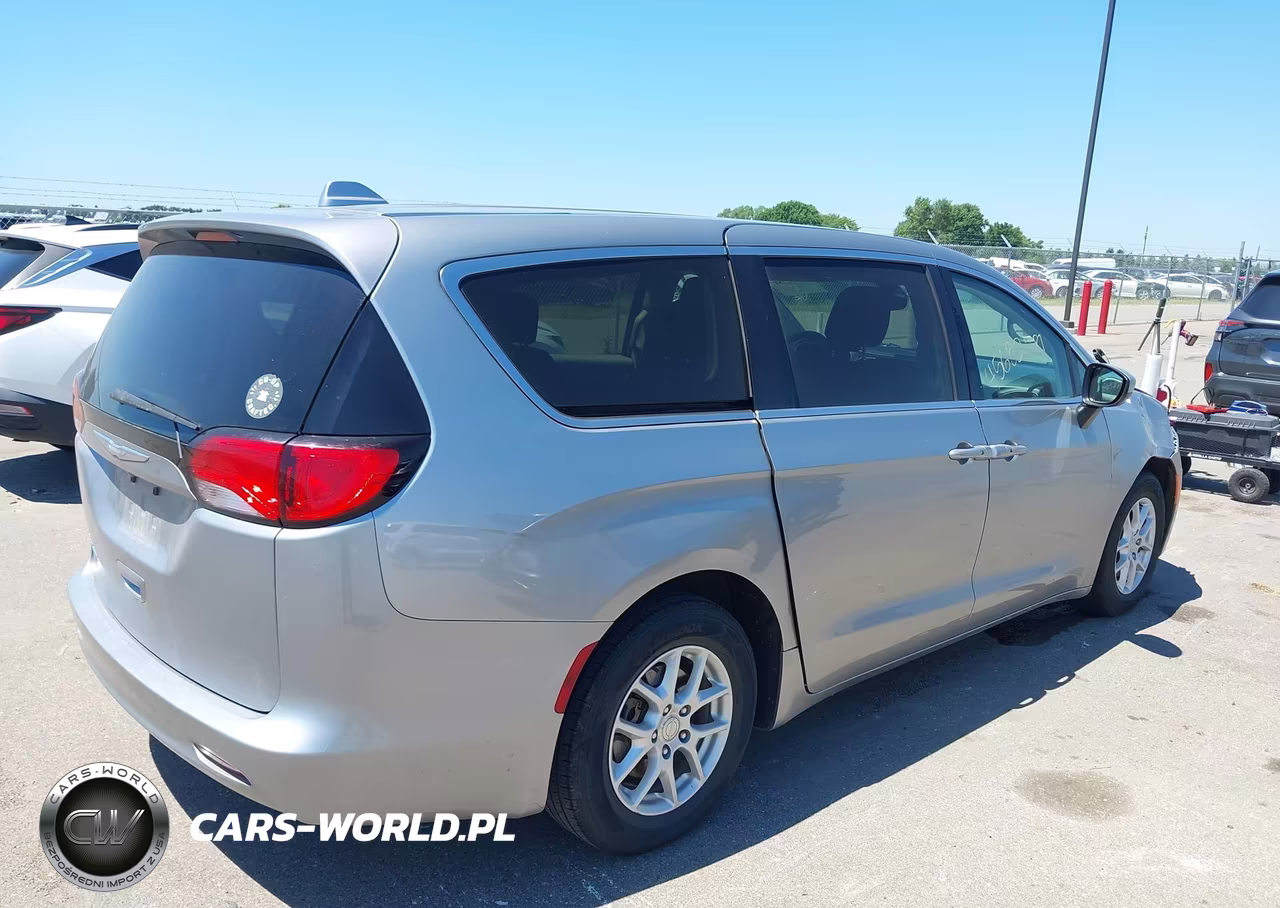 2017 Chrysler Pacifica Touring VIN:2C4RC1DG2HR501405 - 4