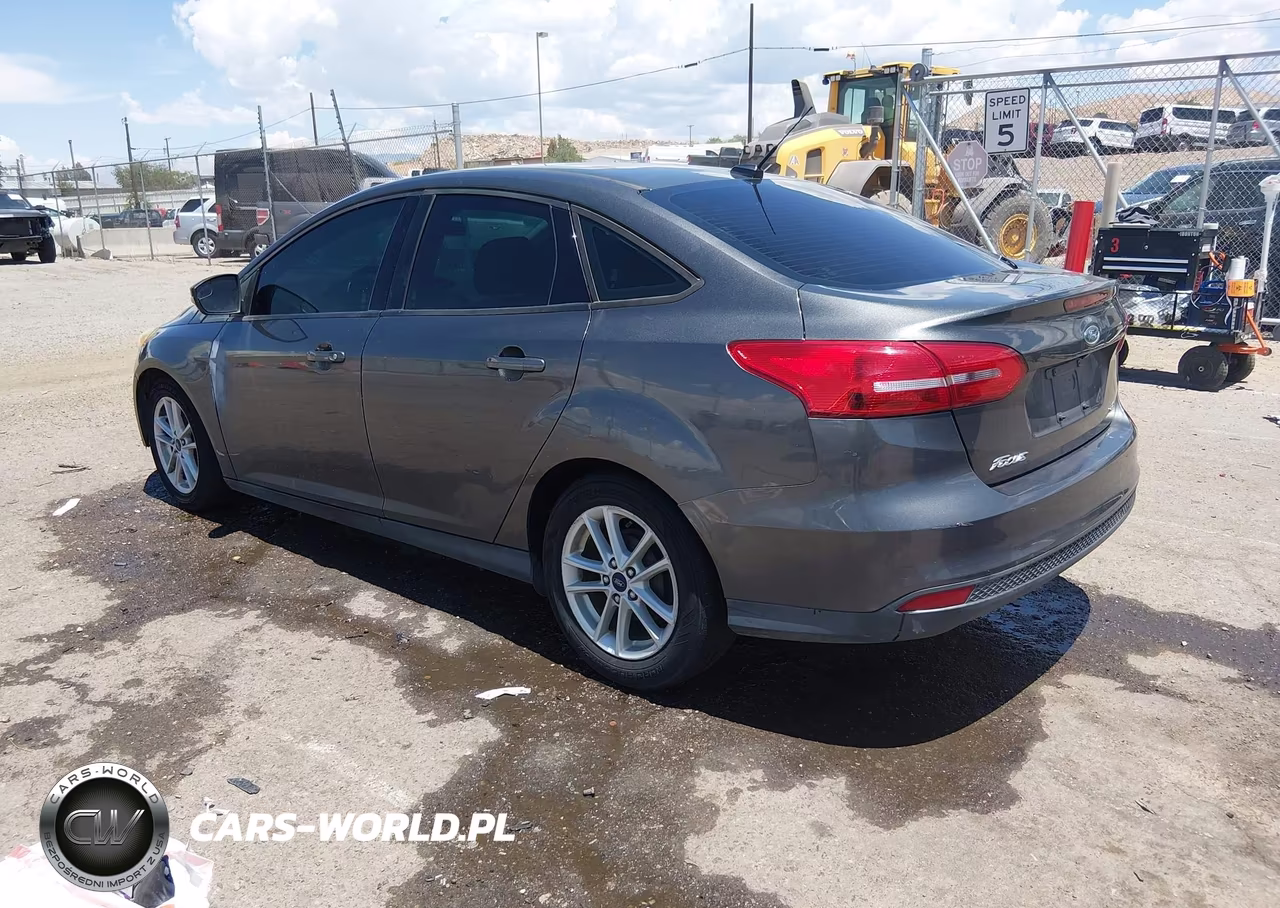 2017 Ford Focus Se VIN:1FADP3F2XHL304654 - 3