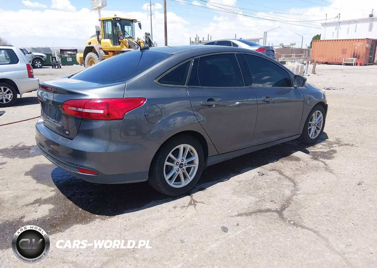 2017 Ford Focus Se VIN:1FADP3F2XHL304654 - 4