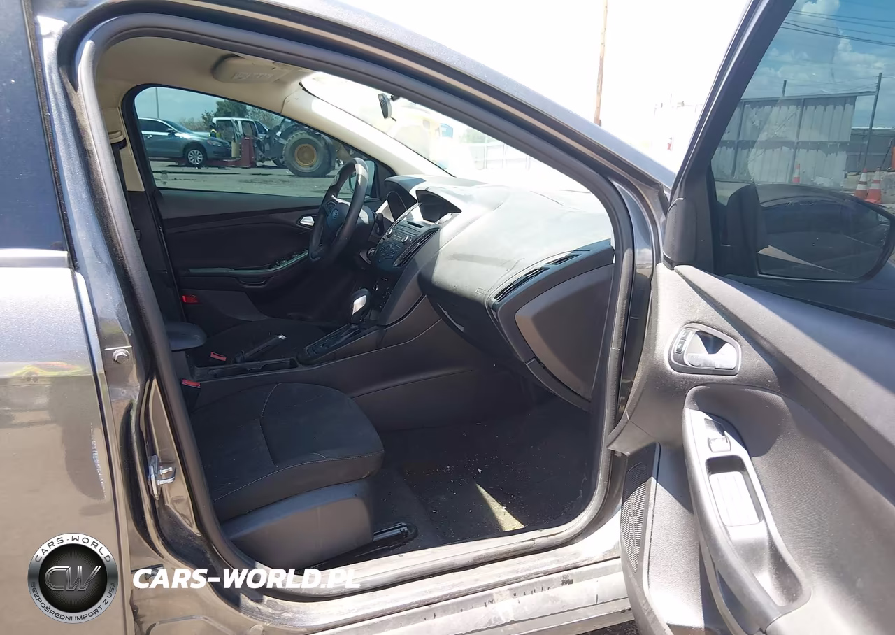 2017 Ford Focus Se VIN:1FADP3F2XHL304654 - 5