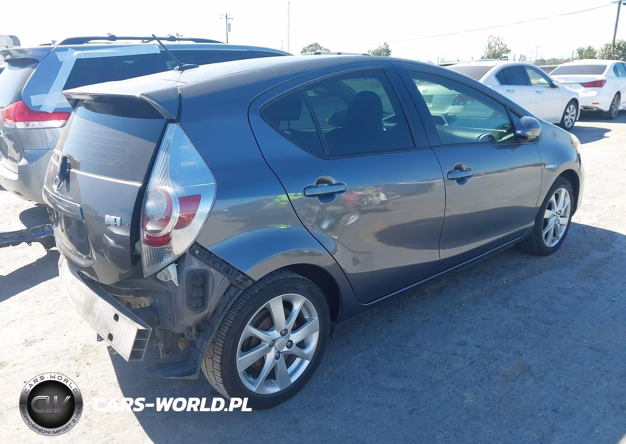 2014 Toyota Prius C Four VIN:JTDKDTB34E1073380 - 4