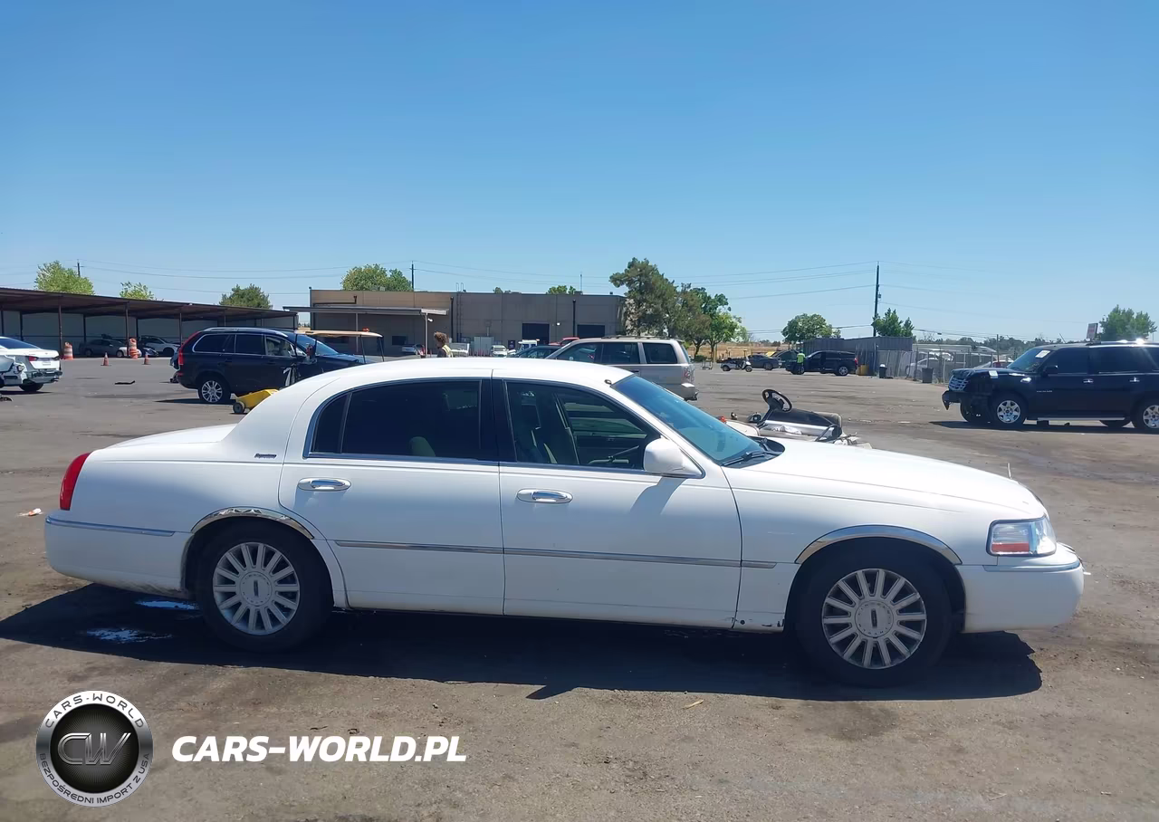 2005 Lincoln Town Car Signature VIN:1LNHM81W95Y634047 - 13