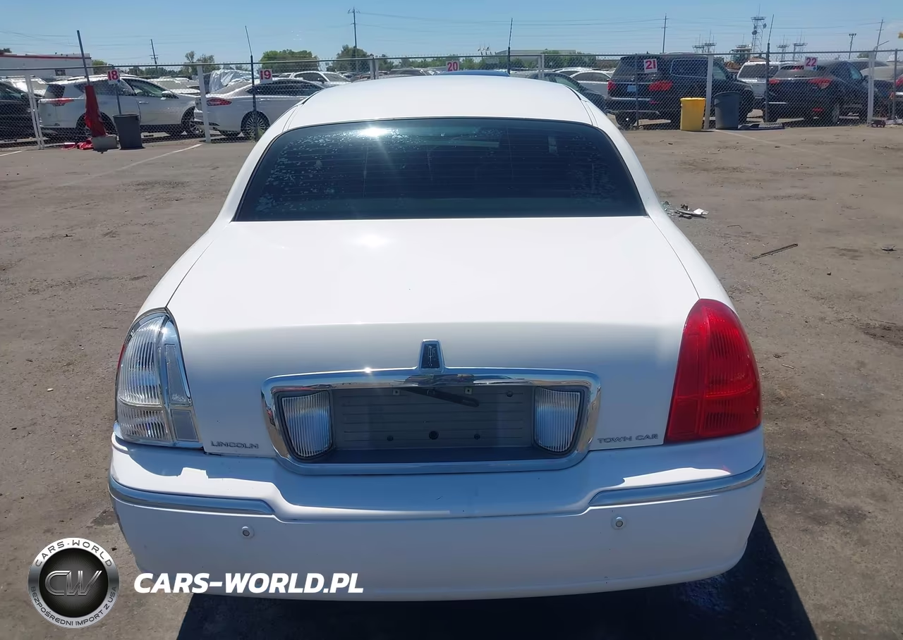2005 Lincoln Town Car Signature VIN:1LNHM81W95Y634047 - 16