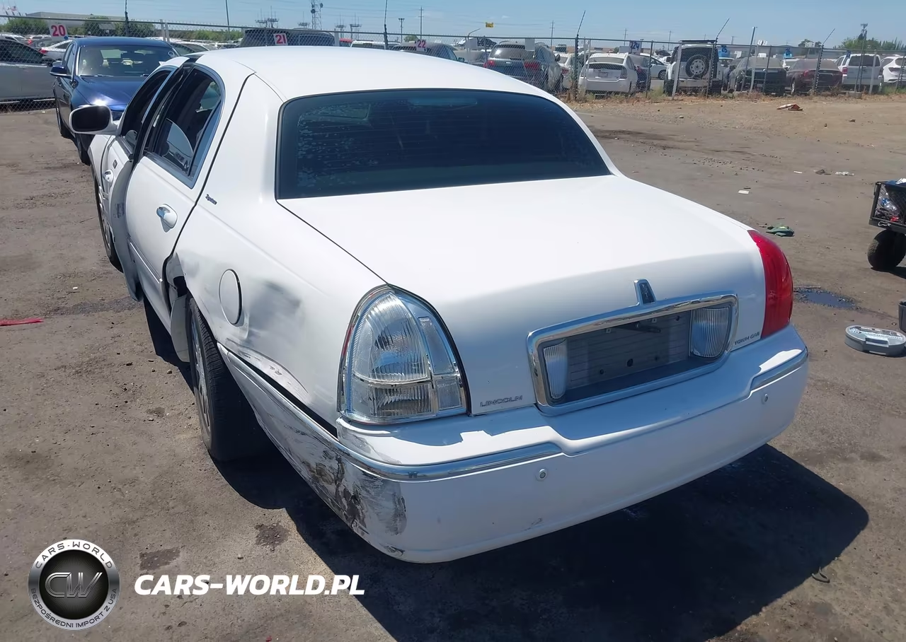 2005 Lincoln Town Car Signature VIN:1LNHM81W95Y634047 - 3