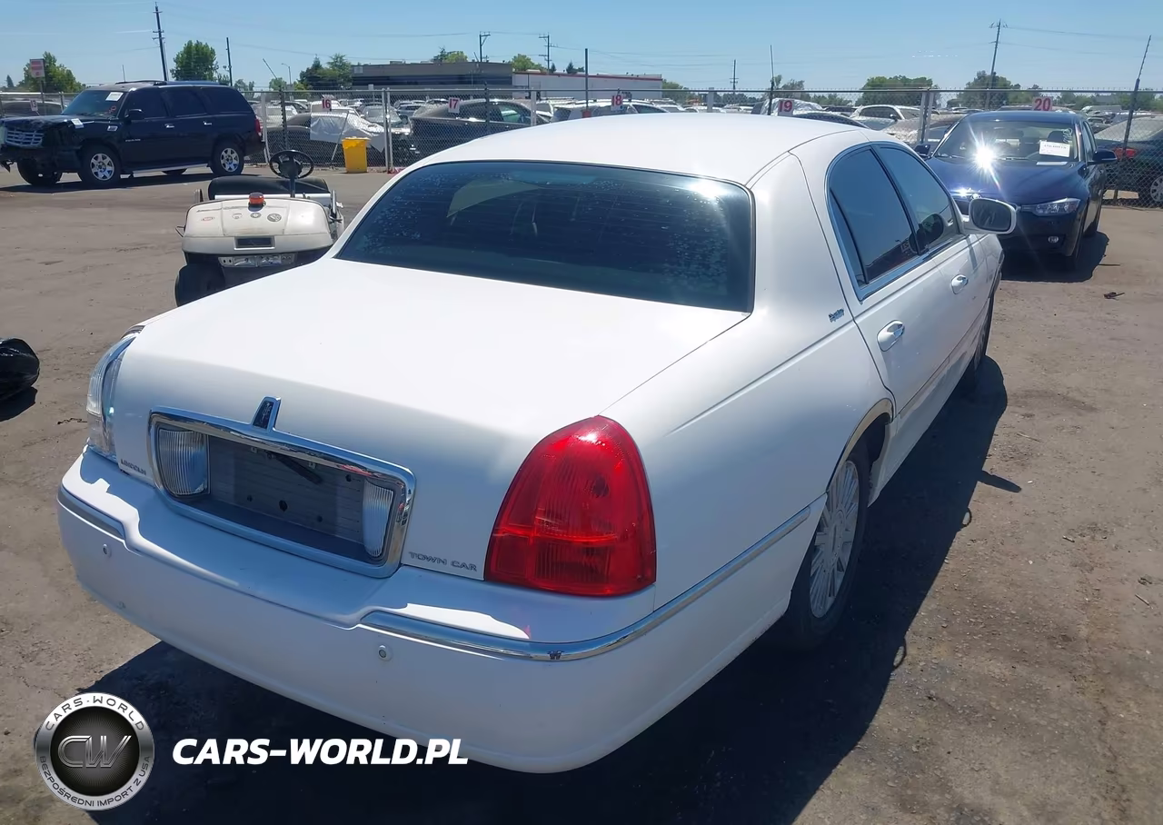 2005 Lincoln Town Car Signature VIN:1LNHM81W95Y634047 - 4
