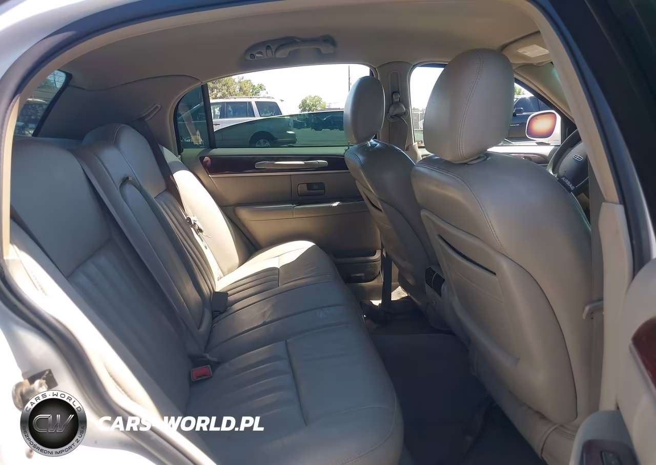 2005 Lincoln Town Car Signature VIN:1LNHM81W95Y634047 - 8