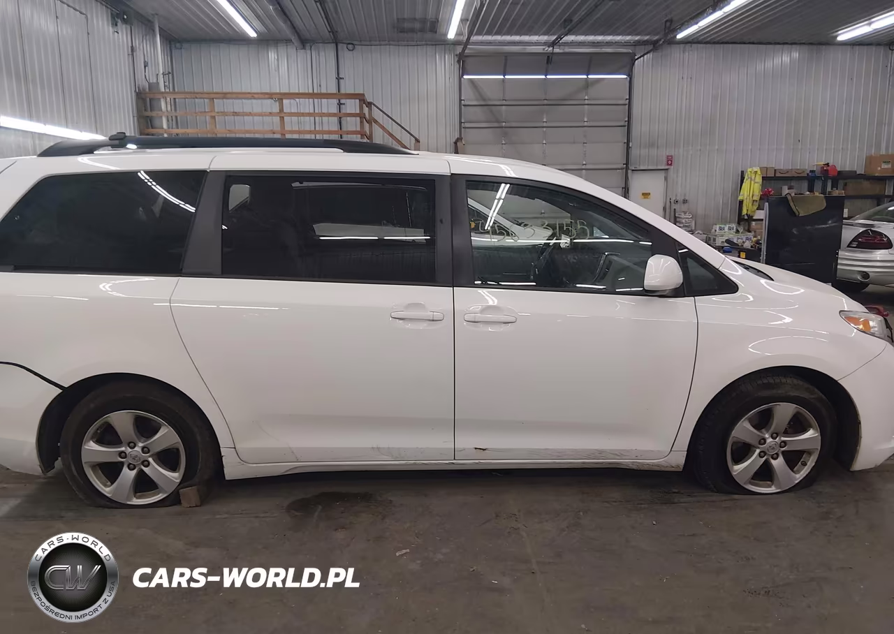 2015 Toyota Sienna Le 8 Passenger VIN:5TDKK3DC9FS601633 - 14