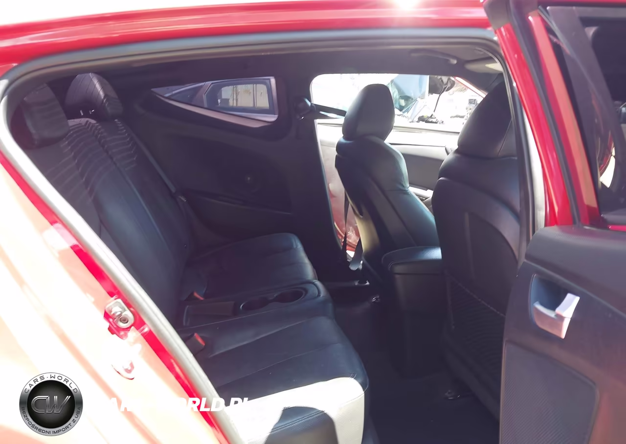 2016 Hyundai Veloster Turbo VIN:KMHTC6AE2GU302681 - 8