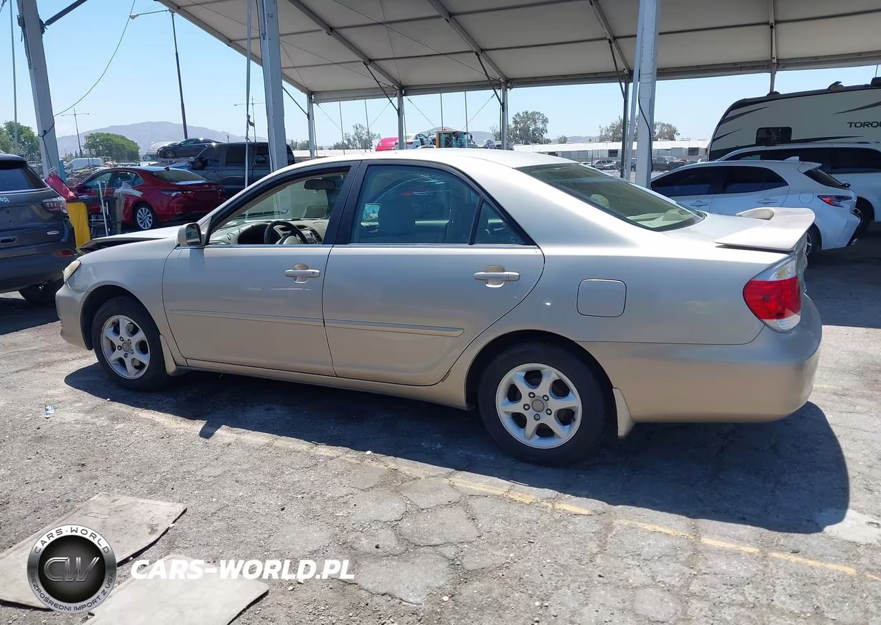 2005 Toyota Camry Le VIN:4T1BE32K35U519615 - 14