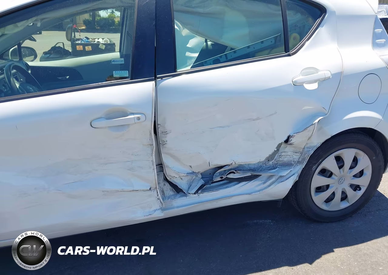 2014 Toyota Prius C Three VIN:JTDKDTB3XE1565749 - 11