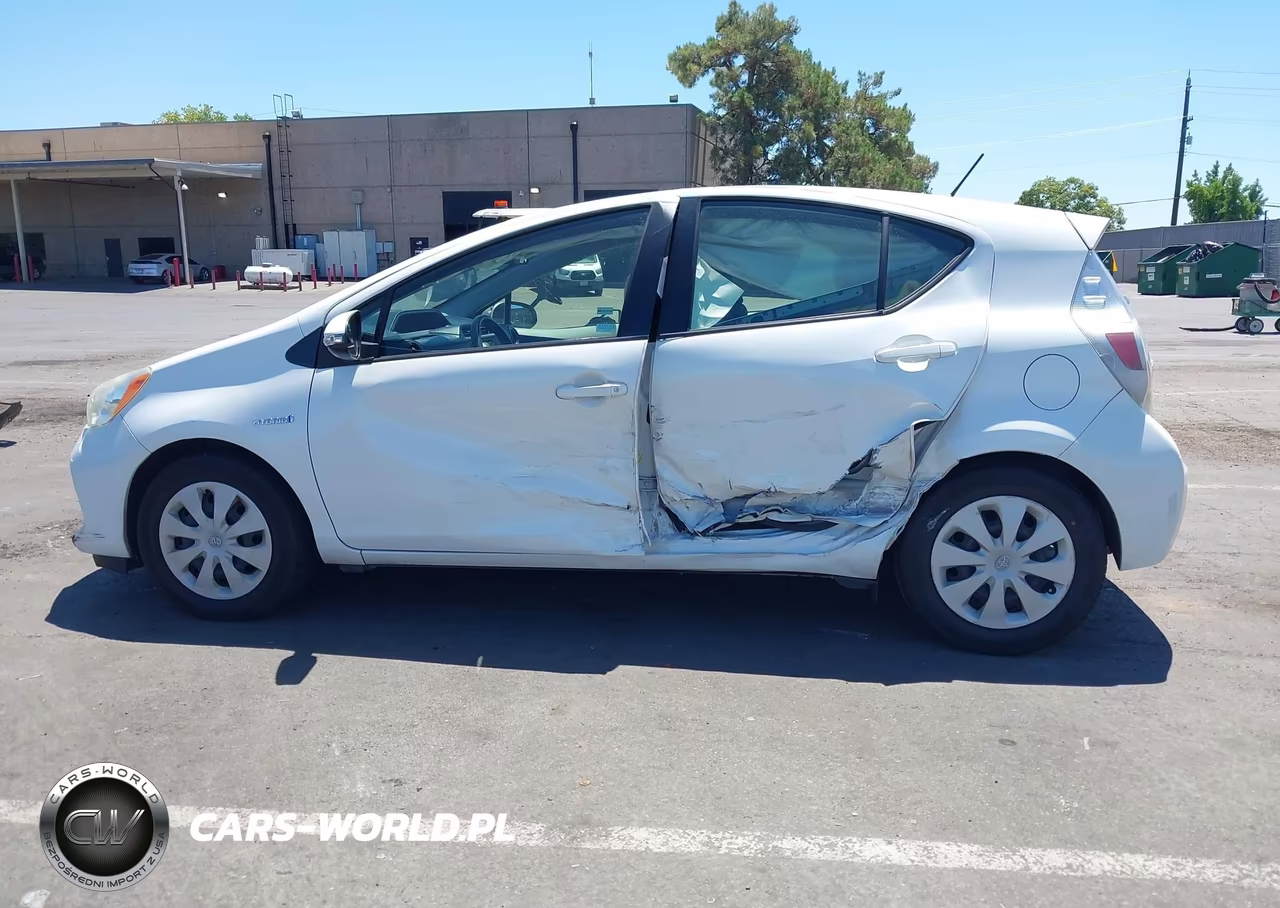 2014 Toyota Prius C Three VIN:JTDKDTB3XE1565749 - 15