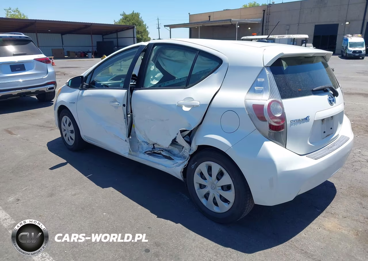 2014 Toyota Prius C Three VIN:JTDKDTB3XE1565749 - 3