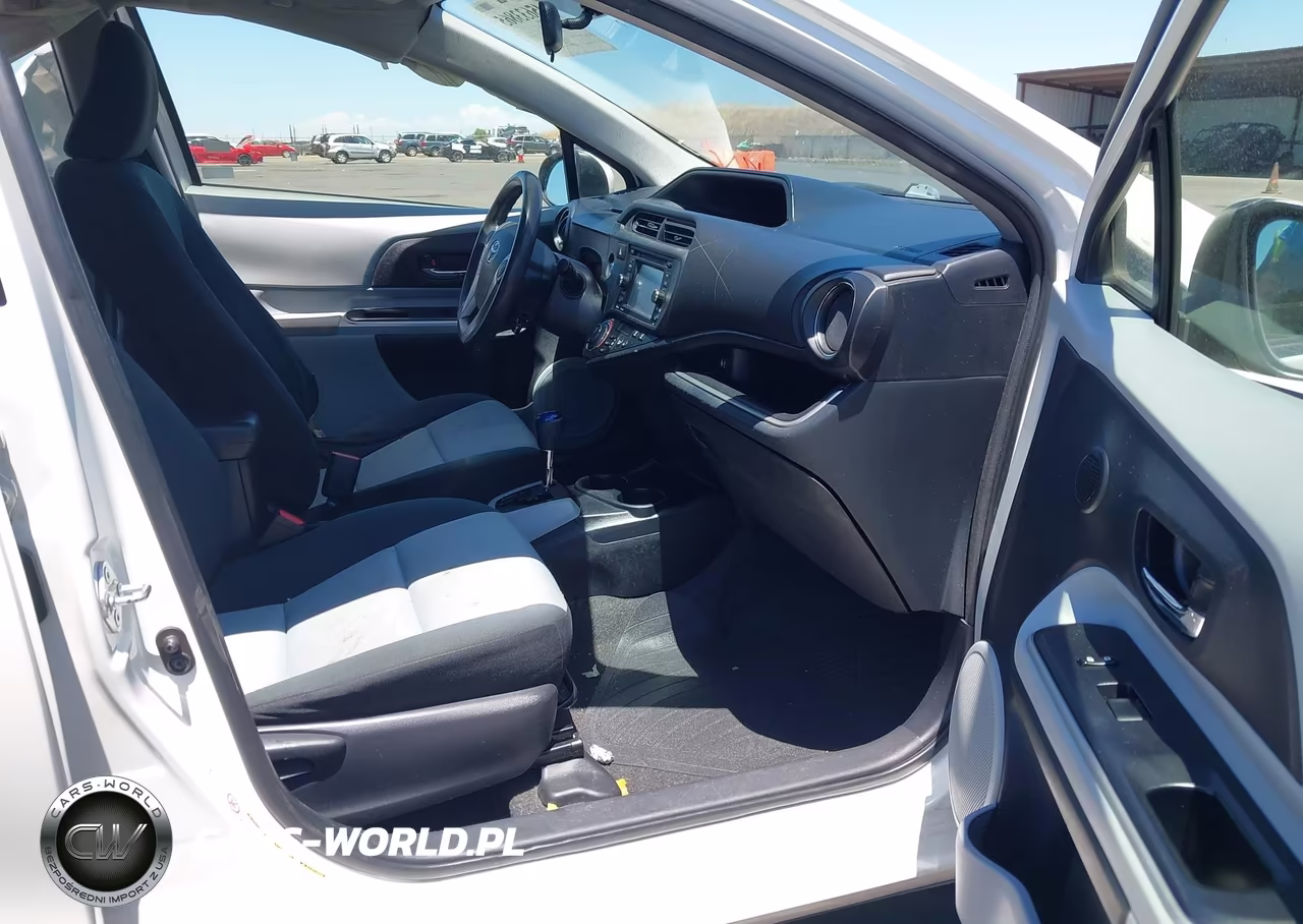 2014 Toyota Prius C Three VIN:JTDKDTB3XE1565749 - 5