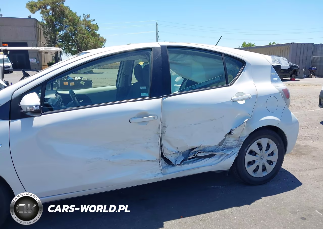 2014 Toyota Prius C Three VIN:JTDKDTB3XE1565749 - 6