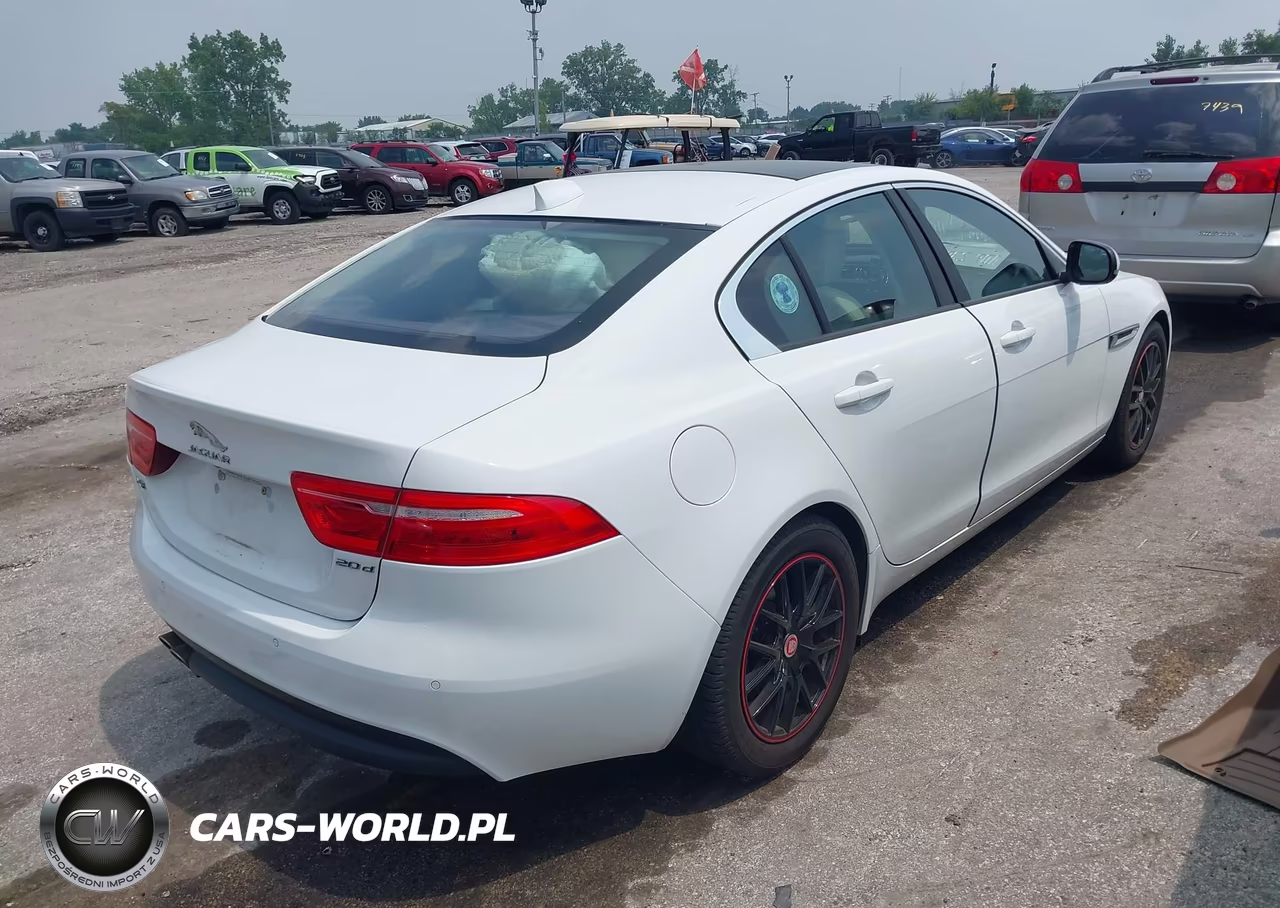 2017 Jaguar Xe 20D Premium VIN:SAJAD4BN5HCP10984 - 4