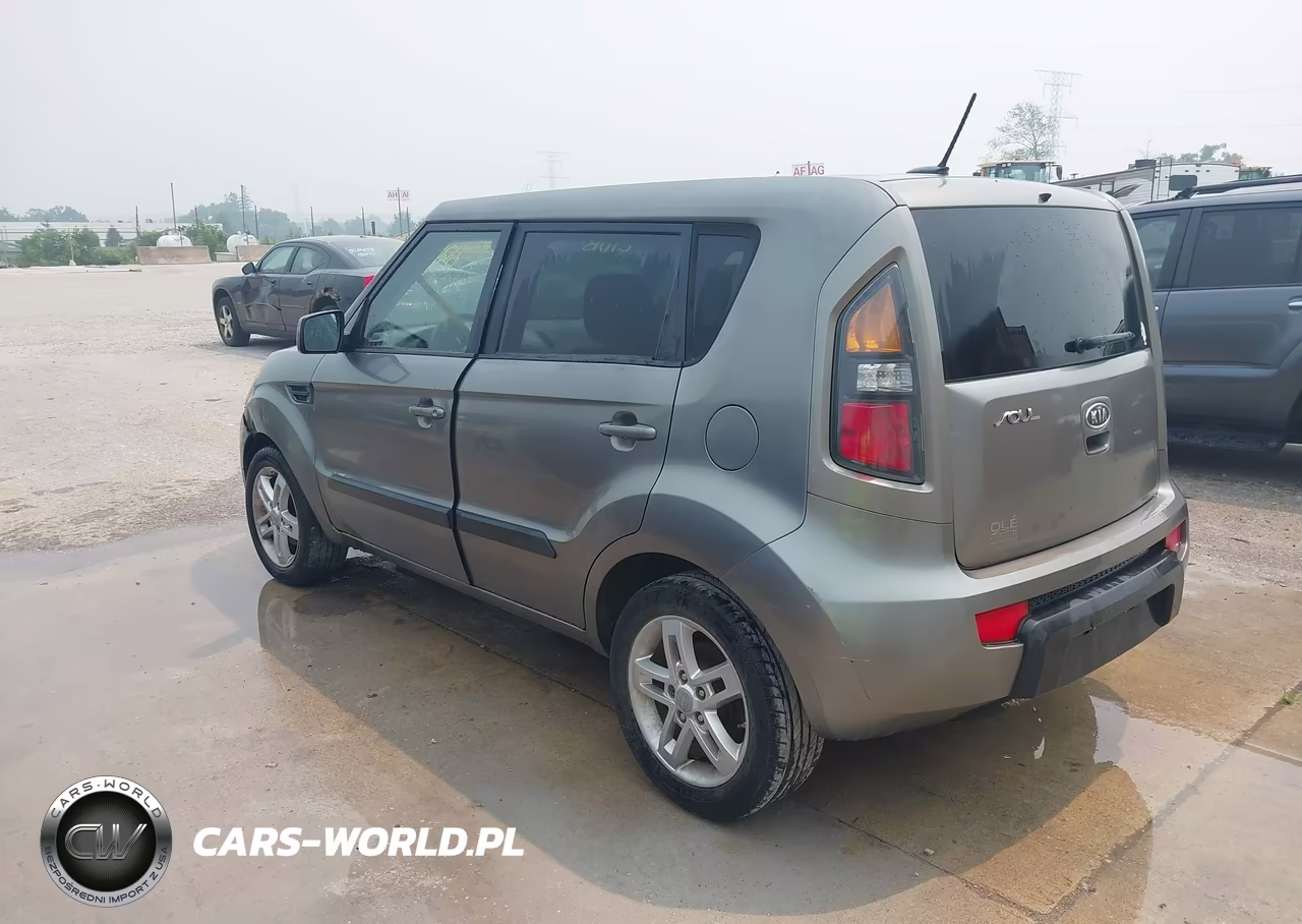 2011 Kia Soul + VIN:KNDJT2A21B7312832 - 3