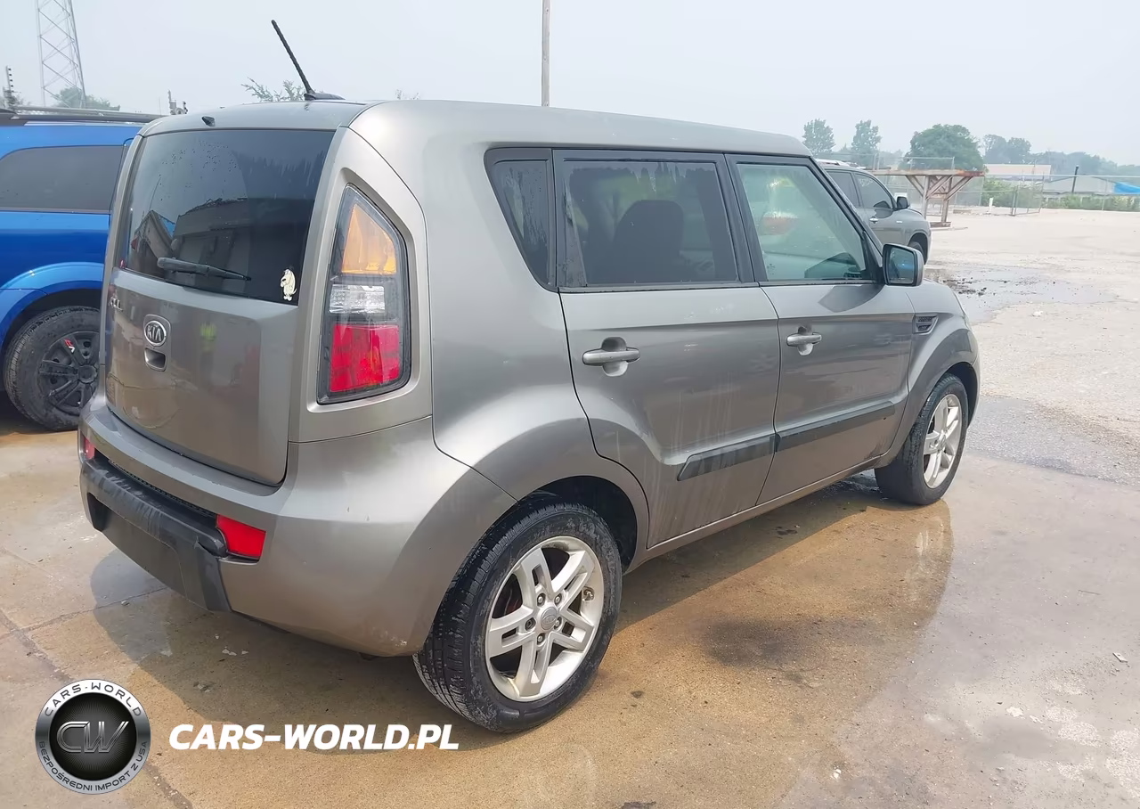 2011 Kia Soul + VIN:KNDJT2A21B7312832 - 4