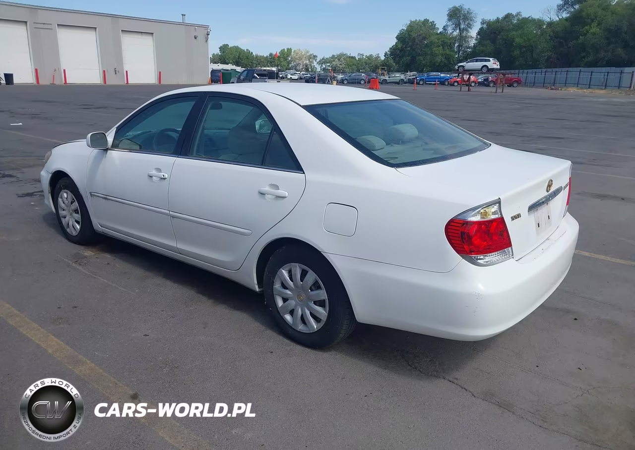 2005 Toyota Camry Le VIN:4T1BE32K05U587855 - 3