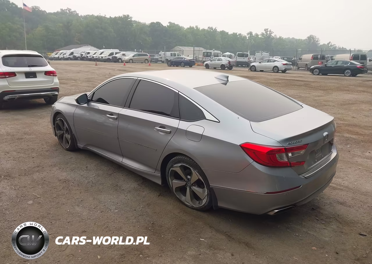2018 Honda Accord Touring VIN:1HGCV1F91JA133194 - 3