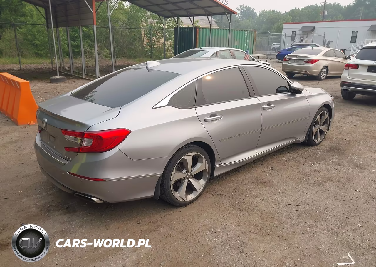 2018 Honda Accord Touring VIN:1HGCV1F91JA133194 - 4